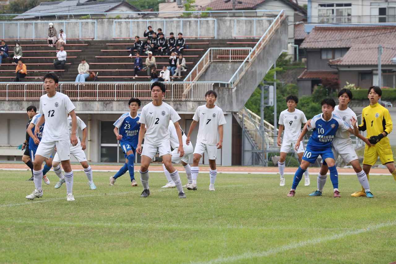 画像 : 4番目の画像 - 【写真】益田翔陽高（青）と浜田商・江津工の合同チーム（白）、出雲工業高（青）と松江農林高（白）、浜田高（白と水色）と松江北高（エンジ）が対戦したインターハイ島根県予選1回戦（写真◎石倉利英） - サッカーマガジンWEB