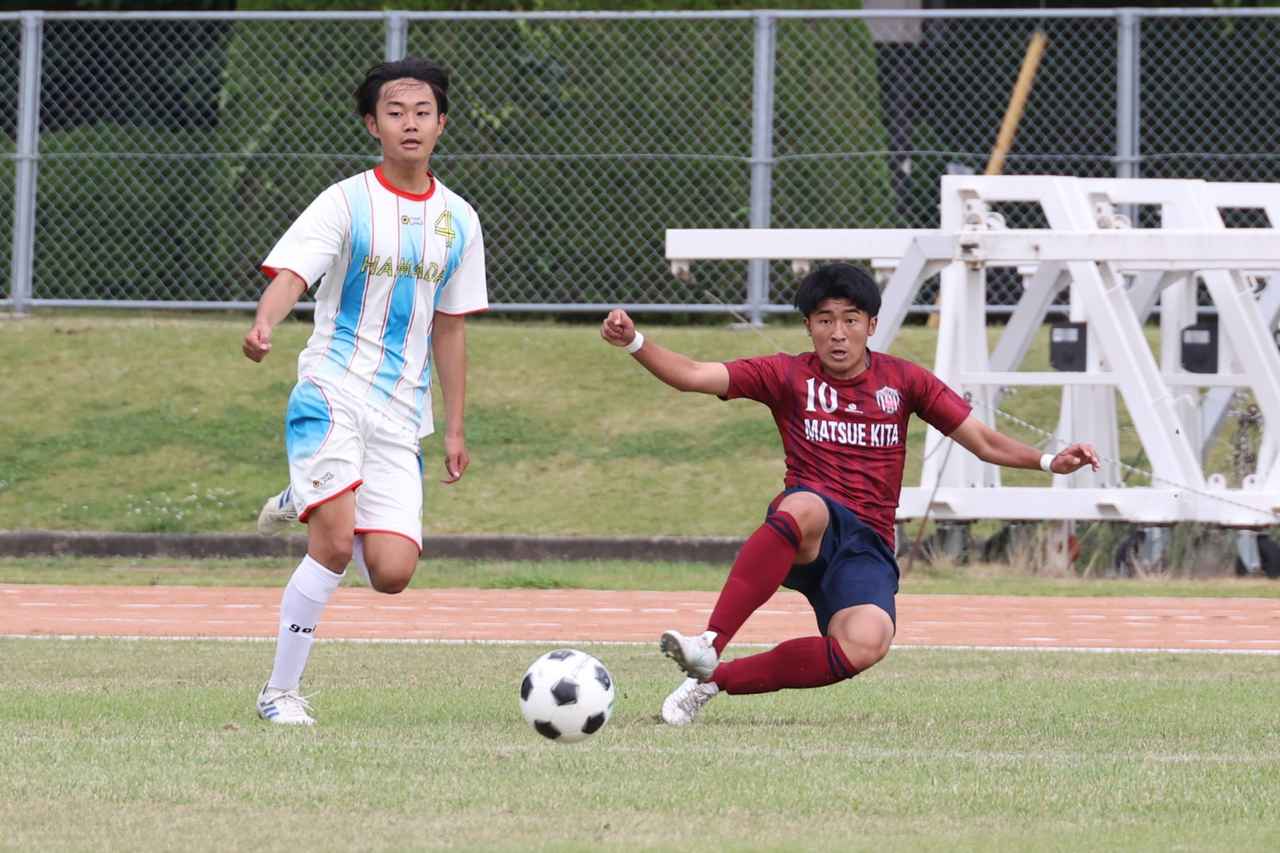 画像 : 29番目の画像 - 【写真】益田翔陽高（青）と浜田商・江津工の合同チーム（白）、出雲工業高（青）と松江農林高（白）、浜田高（白と水色）と松江北高（エンジ）が対戦したインターハイ島根県予選1回戦（写真◎石倉利英） - サッカーマガジンWEB