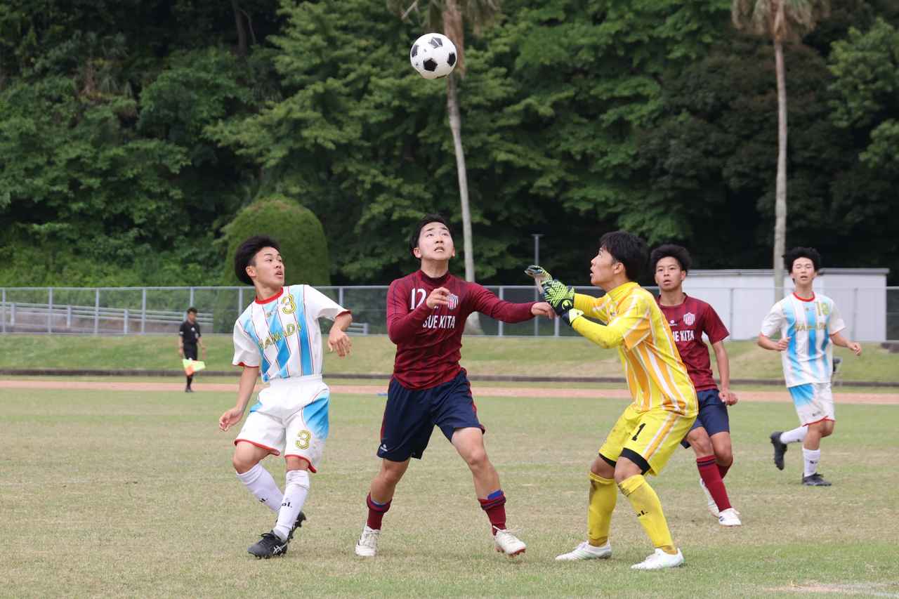 画像 : 27番目の画像 - 【写真】益田翔陽高（青）と浜田商・江津工の合同チーム（白）、出雲工業高（青）と松江農林高（白）、浜田高（白と水色）と松江北高（エンジ）が対戦したインターハイ島根県予選1回戦（写真◎石倉利英） - サッカーマガジンWEB