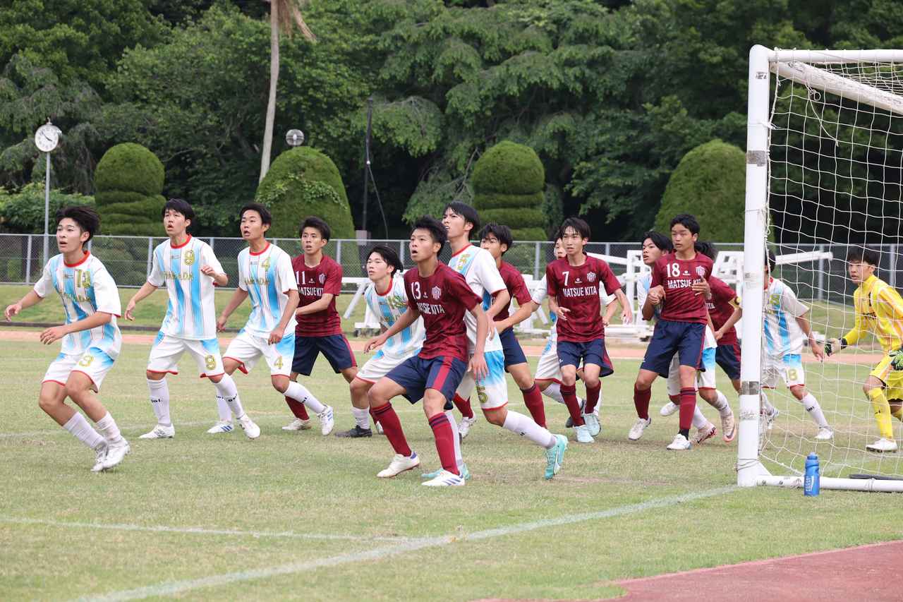 画像 : 31番目の画像 - 【写真】益田翔陽高（青）と浜田商・江津工の合同チーム（白）、出雲工業高（青）と松江農林高（白）、浜田高（白と水色）と松江北高（エンジ）が対戦したインターハイ島根県予選1回戦（写真◎石倉利英） - サッカーマガジンWEB