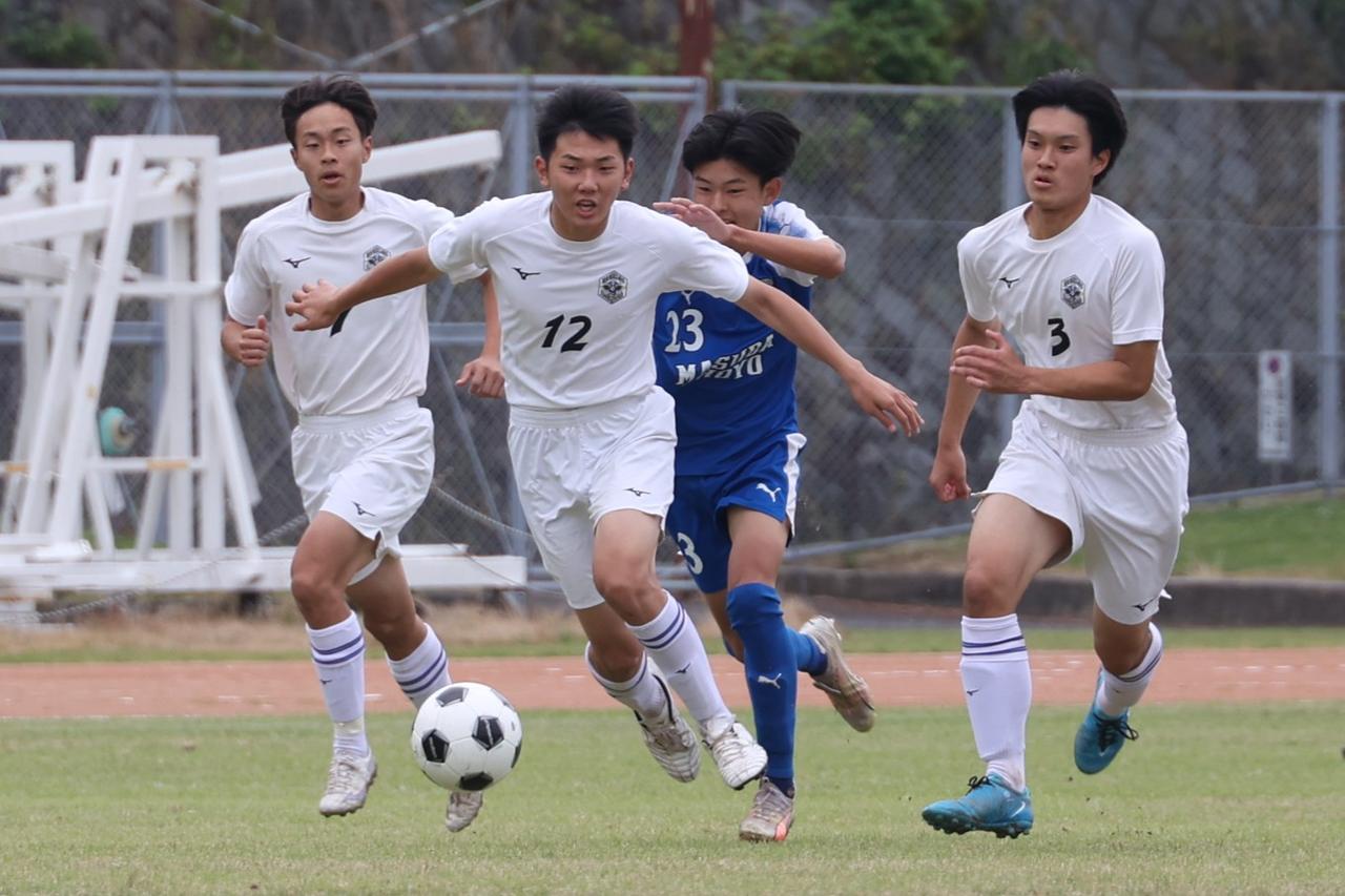 画像 : 3番目の画像 - 【写真】益田翔陽高(青)と浜田商・江津工の合同チーム(白)、出雲工業高(青)と松江農林高(白)、浜田高(白と水色)と松江北高(エンジ)が対戦したインターハイ島根県予選1回戦(写真◎石倉利英) - サッカーマガジンWEB