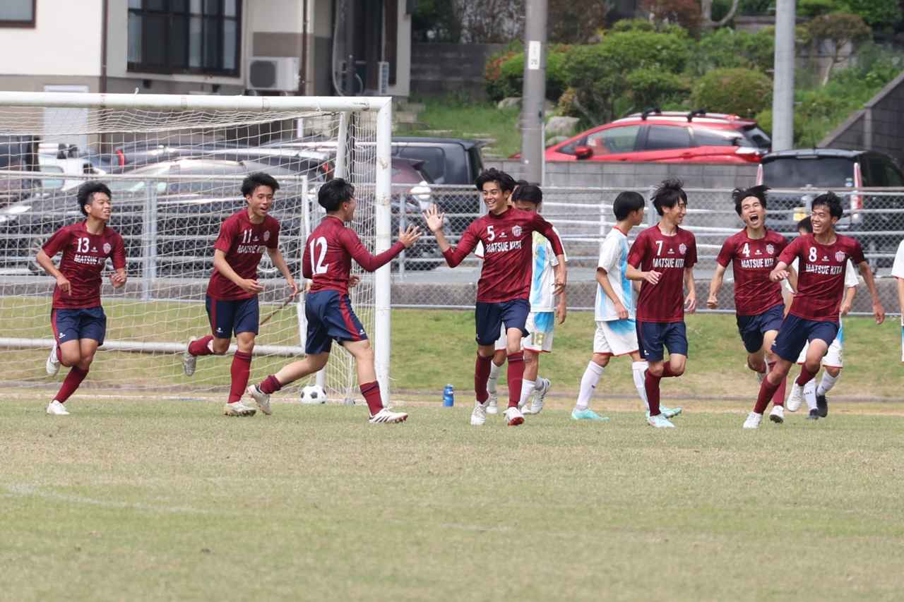 画像 : 23番目の画像 - 【写真】益田翔陽高（青）と浜田商・江津工の合同チーム（白）、出雲工業高（青）と松江農林高（白）、浜田高（白と水色）と松江北高（エンジ）が対戦したインターハイ島根県予選1回戦（写真◎石倉利英） - サッカーマガジンWEB