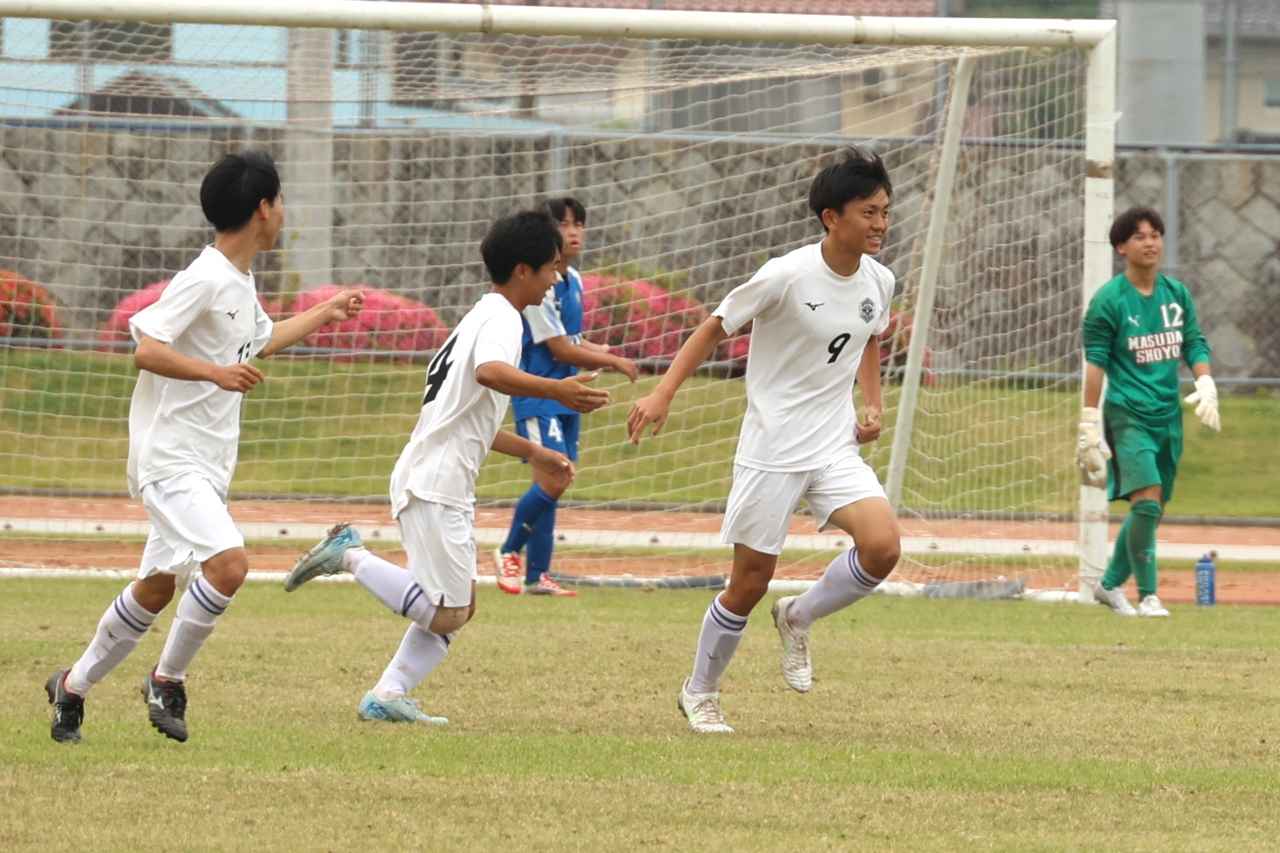 画像 : 5番目の画像 - 【写真】益田翔陽高（青）と浜田商・江津工の合同チーム（白）、出雲工業高（青）と松江農林高（白）、浜田高（白と水色）と松江北高（エンジ）が対戦したインターハイ島根県予選1回戦（写真◎石倉利英） - サッカーマガジンWEB