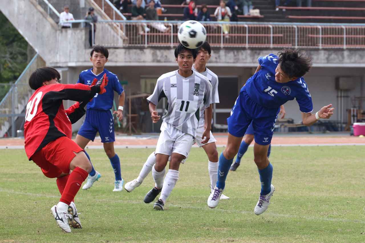 画像 : 15番目の画像 - 【写真】益田翔陽高（青）と浜田商・江津工の合同チーム（白）、出雲工業高（青）と松江農林高（白）、浜田高（白と水色）と松江北高（エンジ）が対戦したインターハイ島根県予選1回戦（写真◎石倉利英） - サッカーマガジンWEB