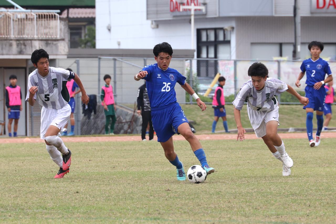 画像 : 18番目の画像 - 【写真】益田翔陽高（青）と浜田商・江津工の合同チーム（白）、出雲工業高（青）と松江農林高（白）、浜田高（白と水色）と松江北高（エンジ）が対戦したインターハイ島根県予選1回戦（写真◎石倉利英） - サッカーマガジンWEB