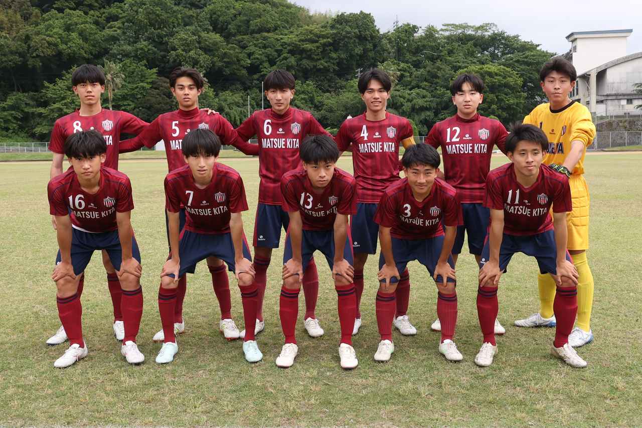 画像 : 21番目の画像 - 【写真】益田翔陽高（青）と浜田商・江津工の合同チーム（白）、出雲工業高（青）と松江農林高（白）、浜田高（白と水色）と松江北高（エンジ）が対戦したインターハイ島根県予選1回戦（写真◎石倉利英） - サッカーマガジンWEB