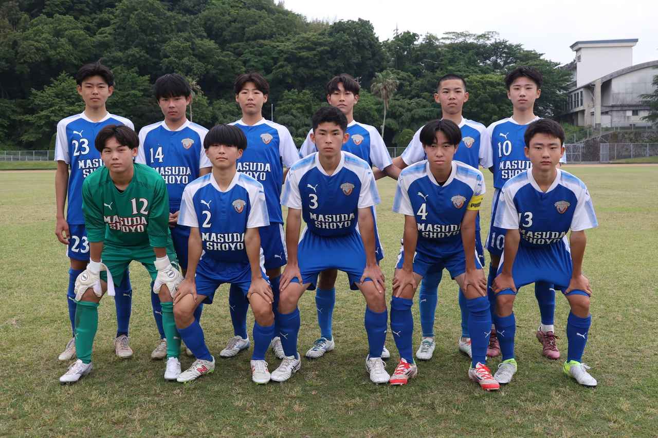 画像 : 1番目の画像 - 【写真】益田翔陽高（青）と浜田商・江津工の合同チーム（白）、出雲工業高（青）と松江農林高（白）、浜田高（白と水色）と松江北高（エンジ）が対戦したインターハイ島根県予選1回戦（写真◎石倉利英） - サッカーマガジンWEB