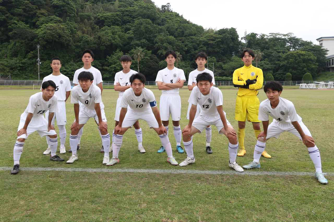 画像 : 2番目の画像 - 【写真】益田翔陽高（青）と浜田商・江津工の合同チーム（白）、出雲工業高（青）と松江農林高（白）、浜田高（白と水色）と松江北高（エンジ）が対戦したインターハイ島根県予選1回戦（写真◎石倉利英） - サッカーマガジンWEB