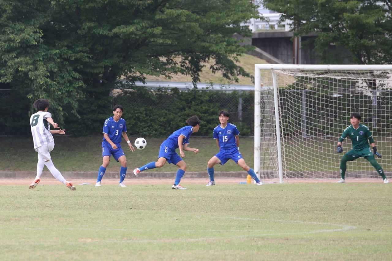 画像 : 13番目の画像 - 【写真】益田翔陽高（青）と浜田商・江津工の合同チーム（白）、出雲工業高（青）と松江農林高（白）、浜田高（白と水色）と松江北高（エンジ）が対戦したインターハイ島根県予選1回戦（写真◎石倉利英） - サッカーマガジンWEB
