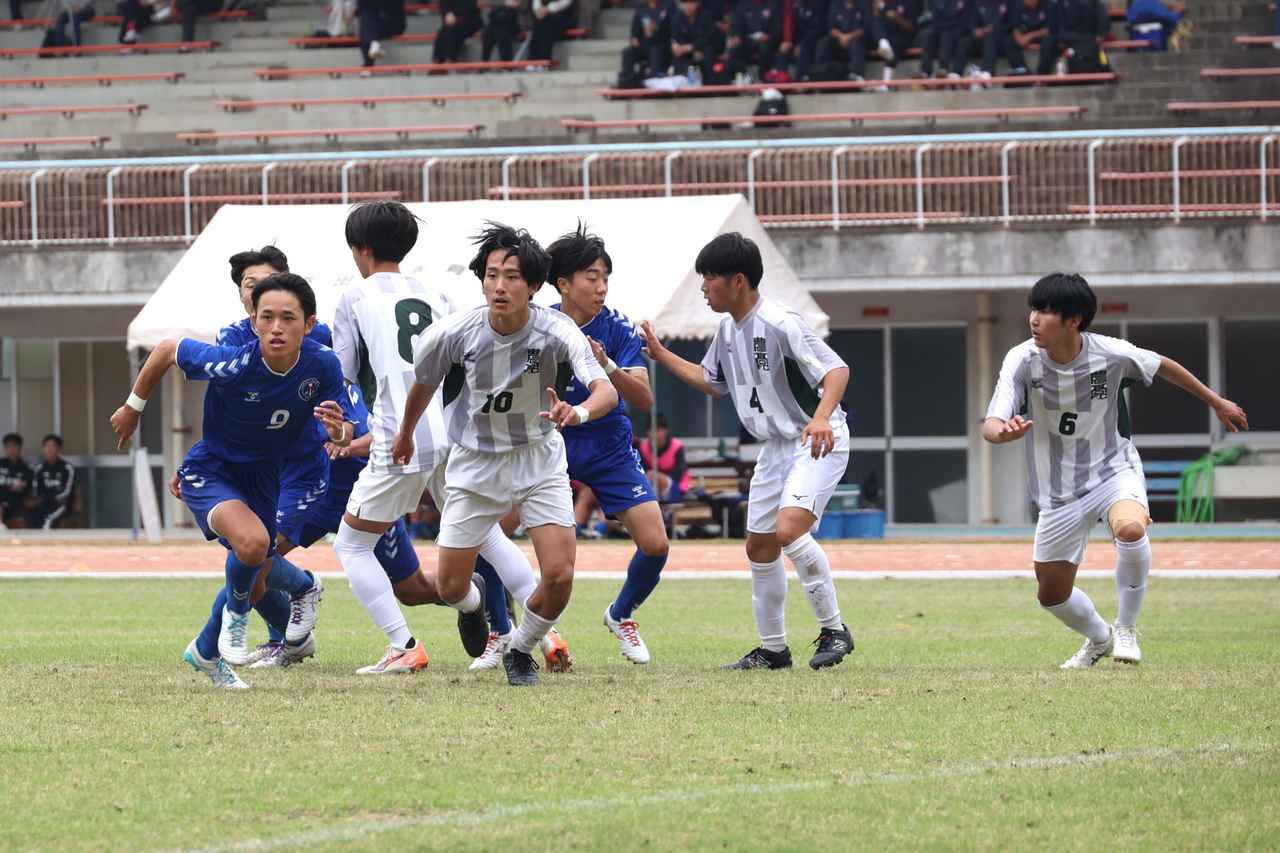 画像 : 11番目の画像 - 【写真】益田翔陽高（青）と浜田商・江津工の合同チーム（白）、出雲工業高（青）と松江農林高（白）、浜田高（白と水色）と松江北高（エンジ）が対戦したインターハイ島根県予選1回戦（写真◎石倉利英） - サッカーマガジンWEB