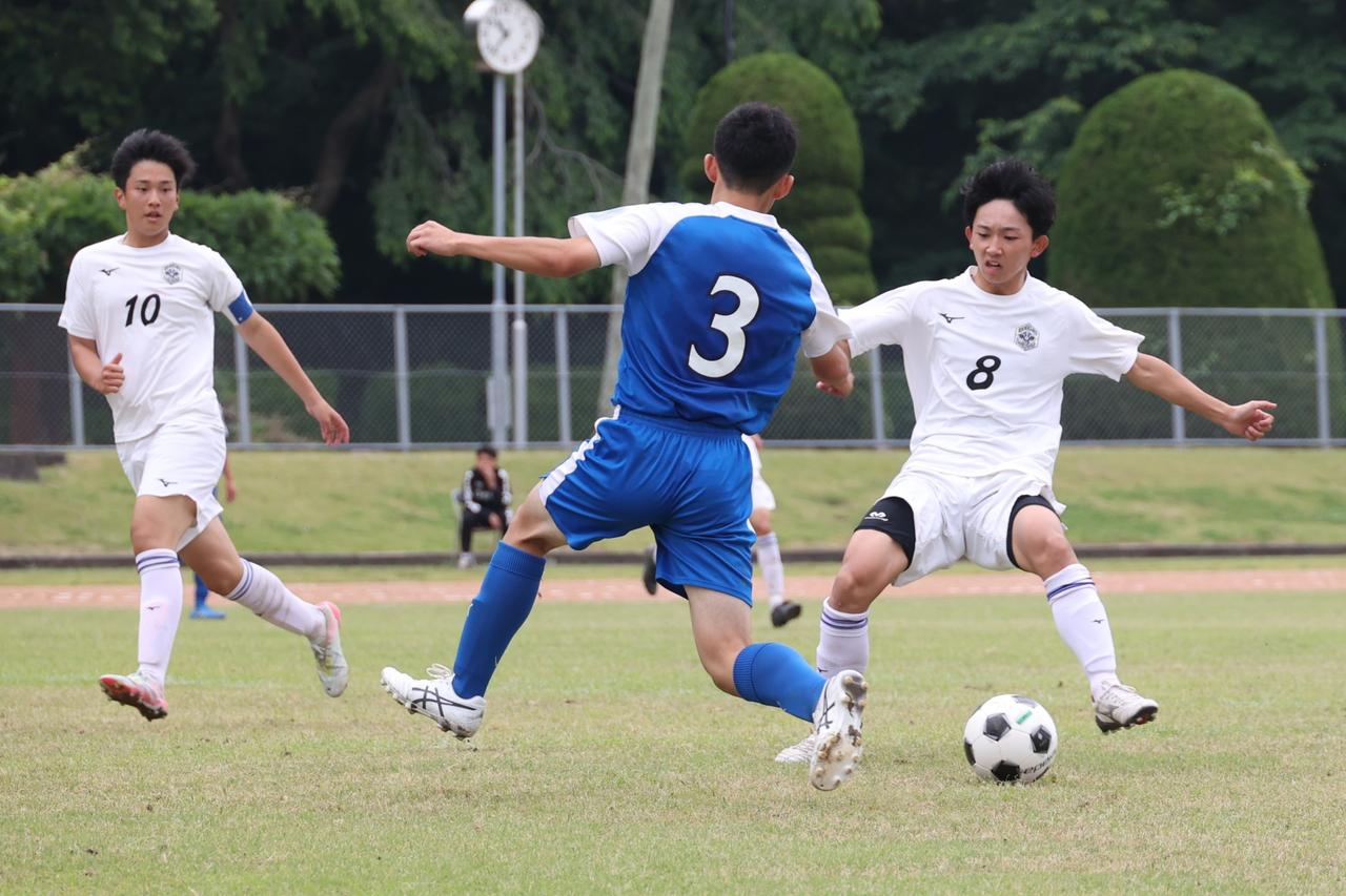 画像 : 8番目の画像 - 【写真】益田翔陽高（青）と浜田商・江津工の合同チーム（白）、出雲工業高（青）と松江農林高（白）、浜田高（白と水色）と松江北高（エンジ）が対戦したインターハイ島根県予選1回戦（写真◎石倉利英） - サッカーマガジンWEB