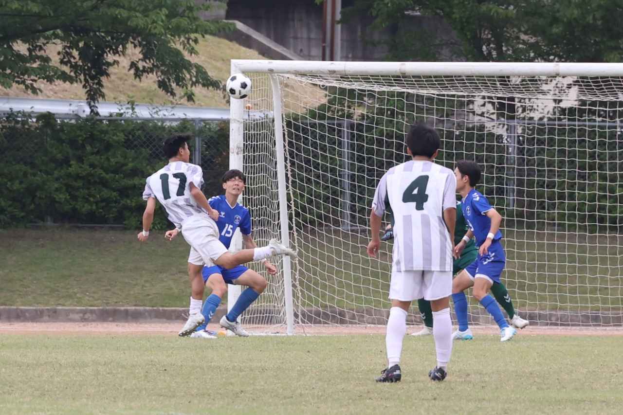 画像 : 17番目の画像 - 【写真】益田翔陽高（青）と浜田商・江津工の合同チーム（白）、出雲工業高（青）と松江農林高（白）、浜田高（白と水色）と松江北高（エンジ）が対戦したインターハイ島根県予選1回戦（写真◎石倉利英） - サッカーマガジンWEB