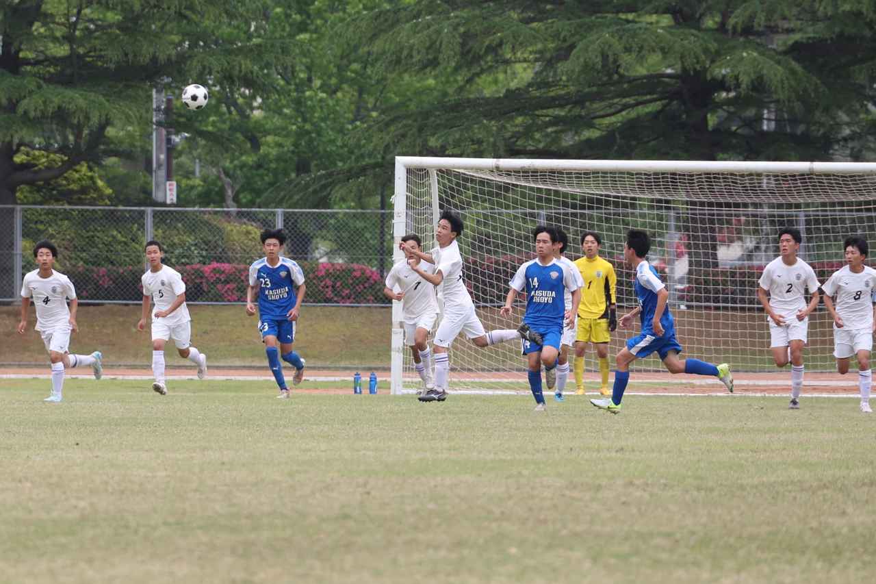 画像 : 7番目の画像 - 【写真】益田翔陽高（青）と浜田商・江津工の合同チーム（白）、出雲工業高（青）と松江農林高（白）、浜田高（白と水色）と松江北高（エンジ）が対戦したインターハイ島根県予選1回戦（写真◎石倉利英） - サッカーマガジンWEB
