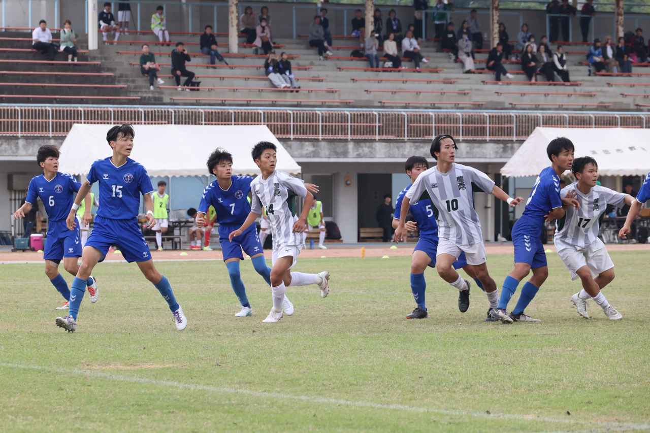 画像 : 19番目の画像 - 【写真】益田翔陽高（青）と浜田商・江津工の合同チーム（白）、出雲工業高（青）と松江農林高（白）、浜田高（白と水色）と松江北高（エンジ）が対戦したインターハイ島根県予選1回戦（写真◎石倉利英） - サッカーマガジンWEB