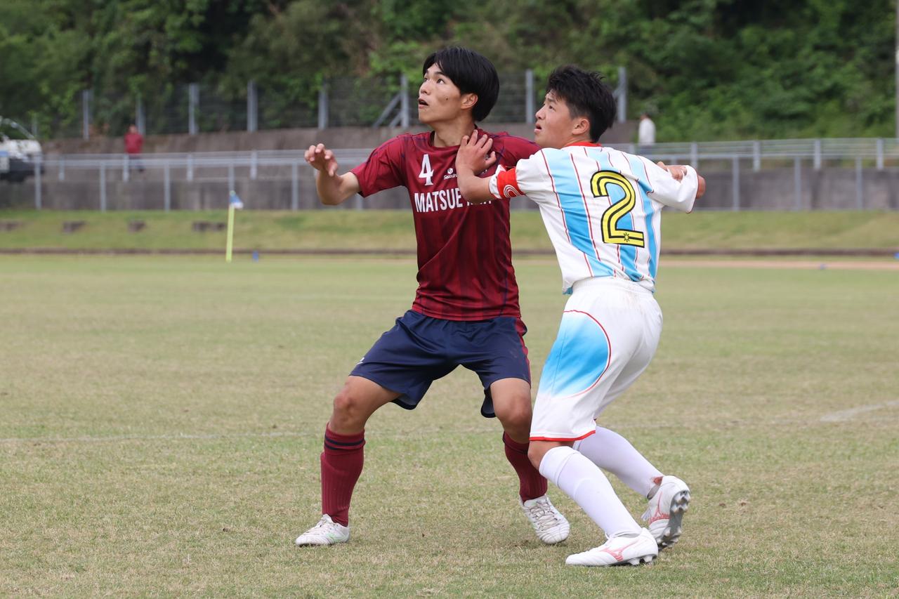 画像 : 30番目の画像 - 【写真】益田翔陽高（青）と浜田商・江津工の合同チーム（白）、出雲工業高（青）と松江農林高（白）、浜田高（白と水色）と松江北高（エンジ）が対戦したインターハイ島根県予選1回戦（写真◎石倉利英） - サッカーマガジンWEB