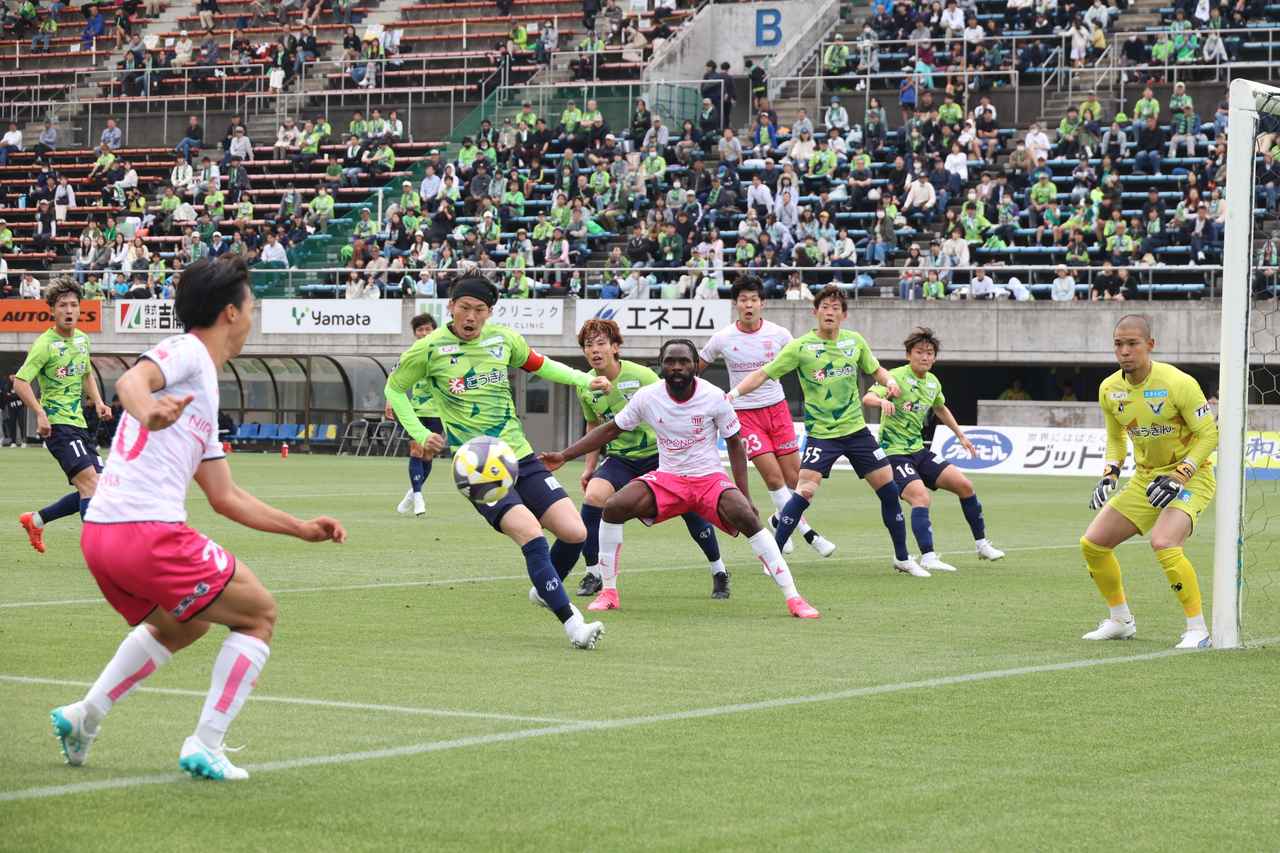 画像 : 1番目の画像 - 【写真】67分の決定機。右からのセンタリングに飛び込み、GKをもつれ合った後のこぼれ球を右足のつま先で懸命に押し込もうとしたが、右ポストに当たってゴールキックとなった（写真◎石倉利英） - サッカーマガジンWEB