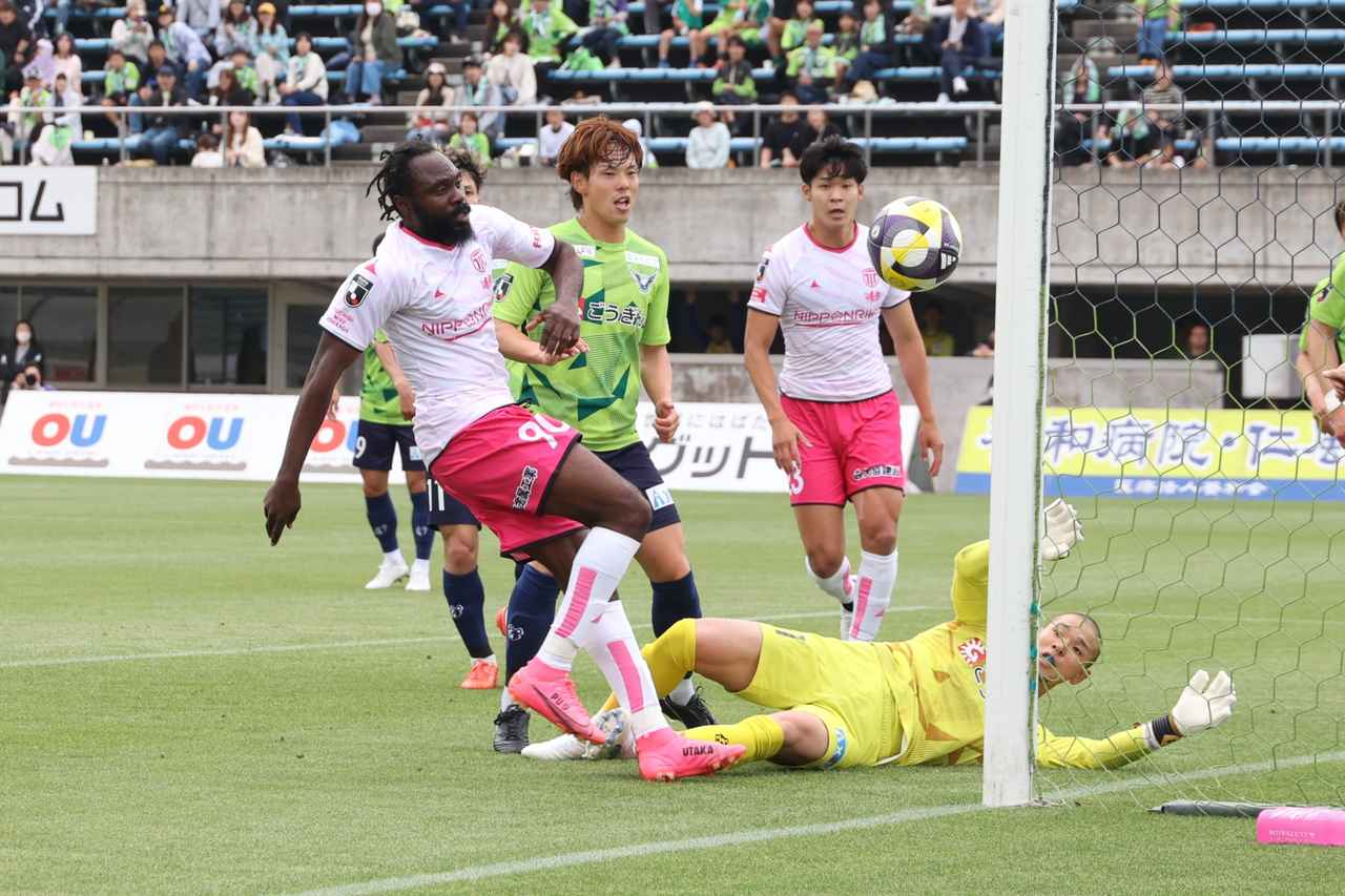 画像 : 7番目の画像 - 【写真】67分の決定機。右からのセンタリングに飛び込み、GKをもつれ合った後のこぼれ球を右足のつま先で懸命に押し込もうとしたが、右ポストに当たってゴールキックとなった（写真◎石倉利英） - サッカーマガジンWEB