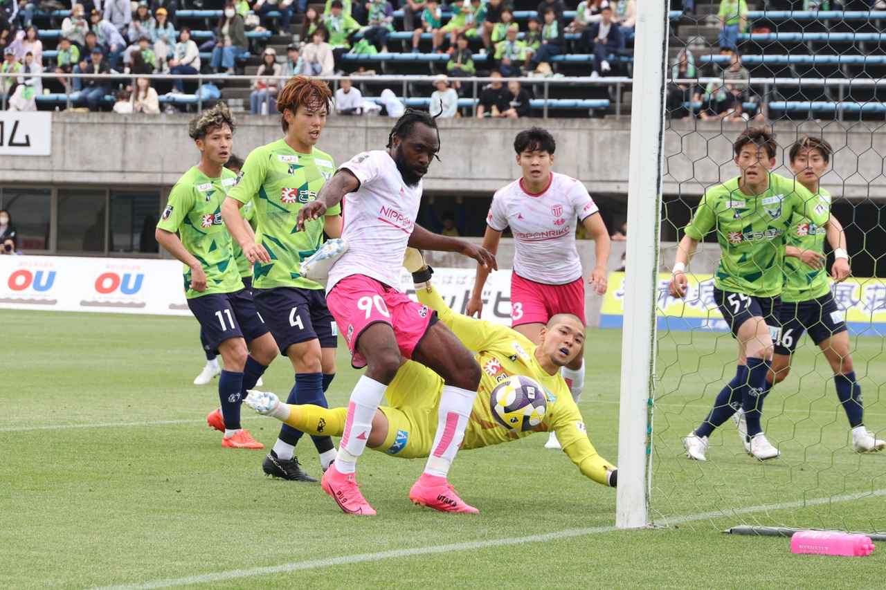 画像 : 5番目の画像 - 【写真】67分の決定機。右からのセンタリングに飛び込み、GKをもつれ合った後のこぼれ球を右足のつま先で懸命に押し込もうとしたが、右ポストに当たってゴールキックとなった（写真◎石倉利英） - サッカーマガジンWEB