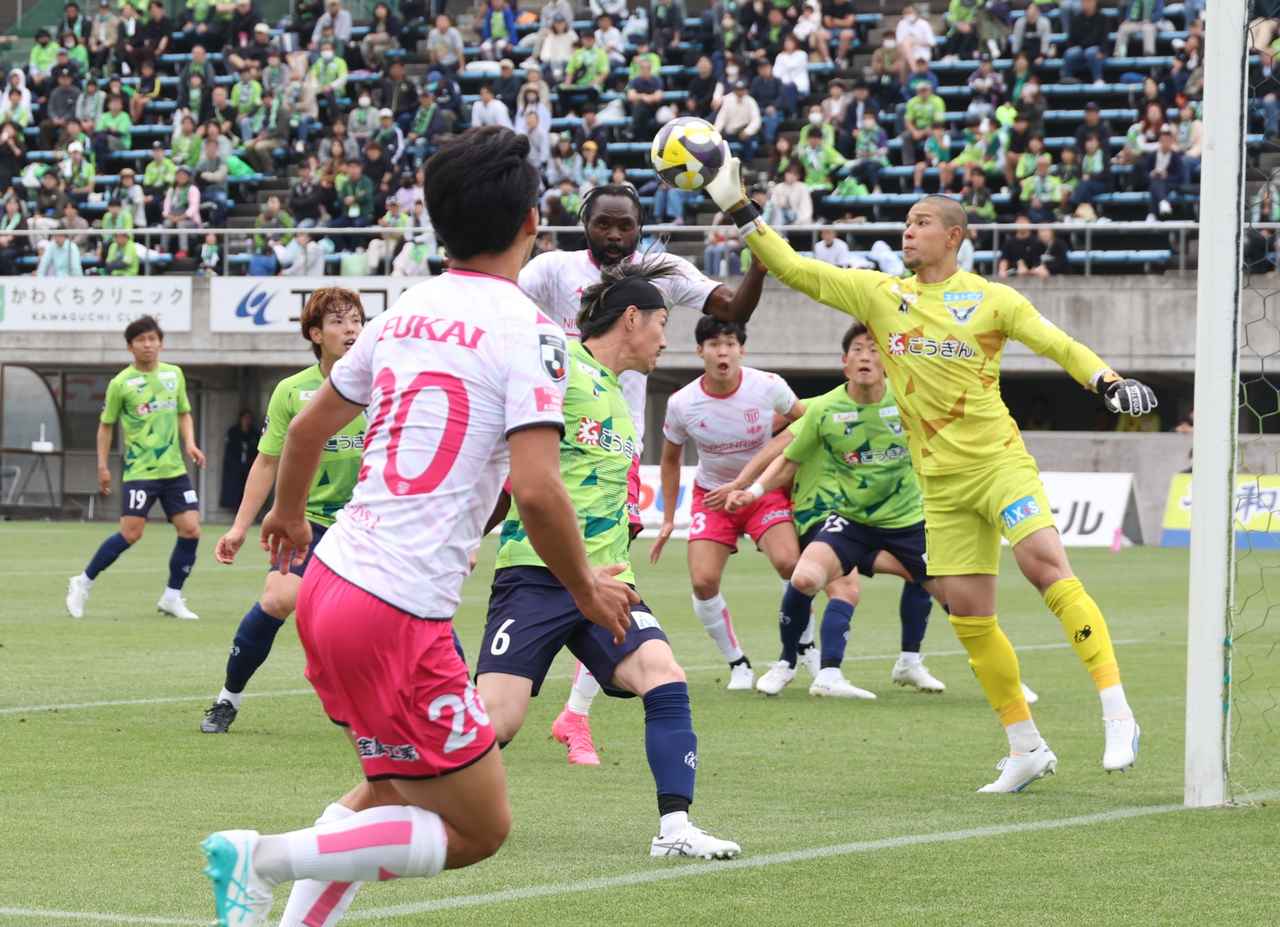 画像 : 2番目の画像 - 【写真】67分の決定機。右からのセンタリングに飛び込み、GKをもつれ合った後のこぼれ球を右足のつま先で懸命に押し込もうとしたが、右ポストに当たってゴールキックとなった（写真◎石倉利英） - サッカーマガジンWEB