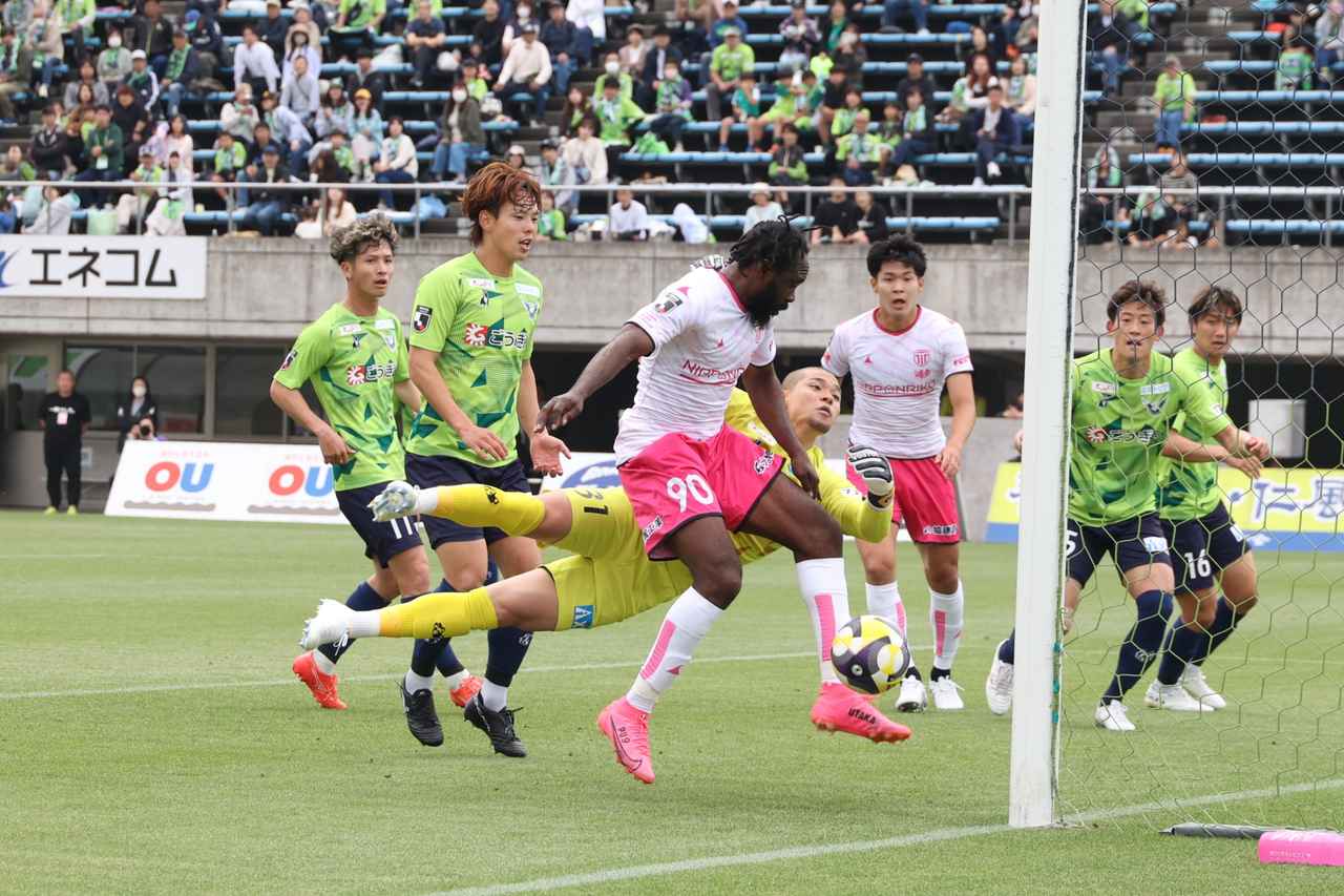 画像 : 4番目の画像 - 【写真】67分の決定機。右からのセンタリングに飛び込み、GKをもつれ合った後のこぼれ球を右足のつま先で懸命に押し込もうとしたが、右ポストに当たってゴールキックとなった（写真◎石倉利英） - サッカーマガジンWEB