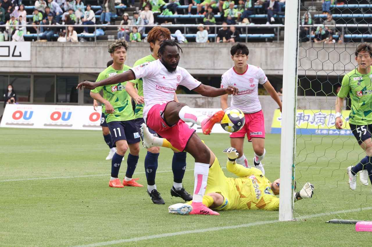 画像 : 6番目の画像 - 【写真】67分の決定機。右からのセンタリングに飛び込み、GKをもつれ合った後のこぼれ球を右足のつま先で懸命に押し込もうとしたが、右ポストに当たってゴールキックとなった（写真◎石倉利英） - サッカーマガジンWEB