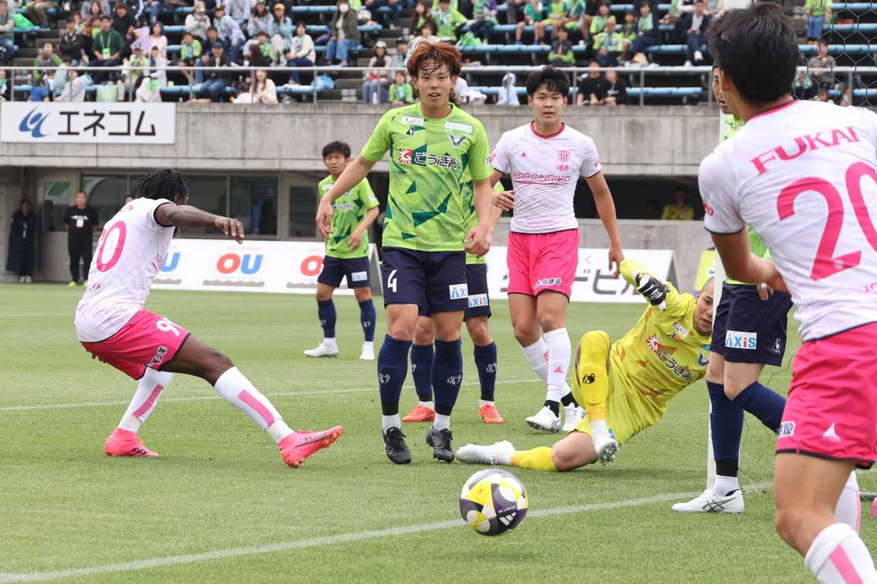 画像 : 8番目の画像 - 【写真】67分の決定機。右からのセンタリングに飛び込み、GKをもつれ合った後のこぼれ球を右足のつま先で懸命に押し込もうとしたが、右ポストに当たってゴールキックとなった（写真◎石倉利英） - サッカーマガジンWEB