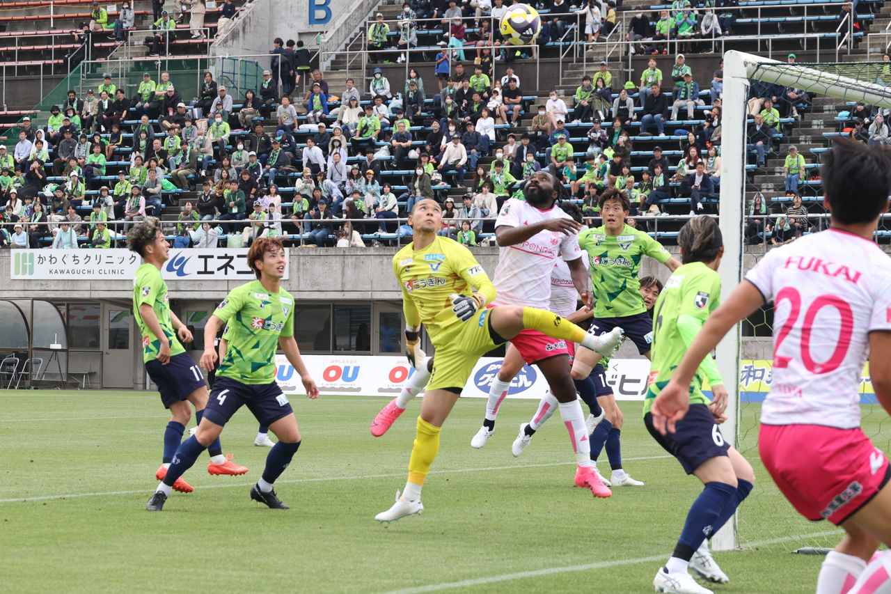 画像 : 3番目の画像 - 【写真】67分の決定機。右からのセンタリングに飛び込み、GKをもつれ合った後のこぼれ球を右足のつま先で懸命に押し込もうとしたが、右ポストに当たってゴールキックとなった（写真◎石倉利英） - サッカーマガジンWEB