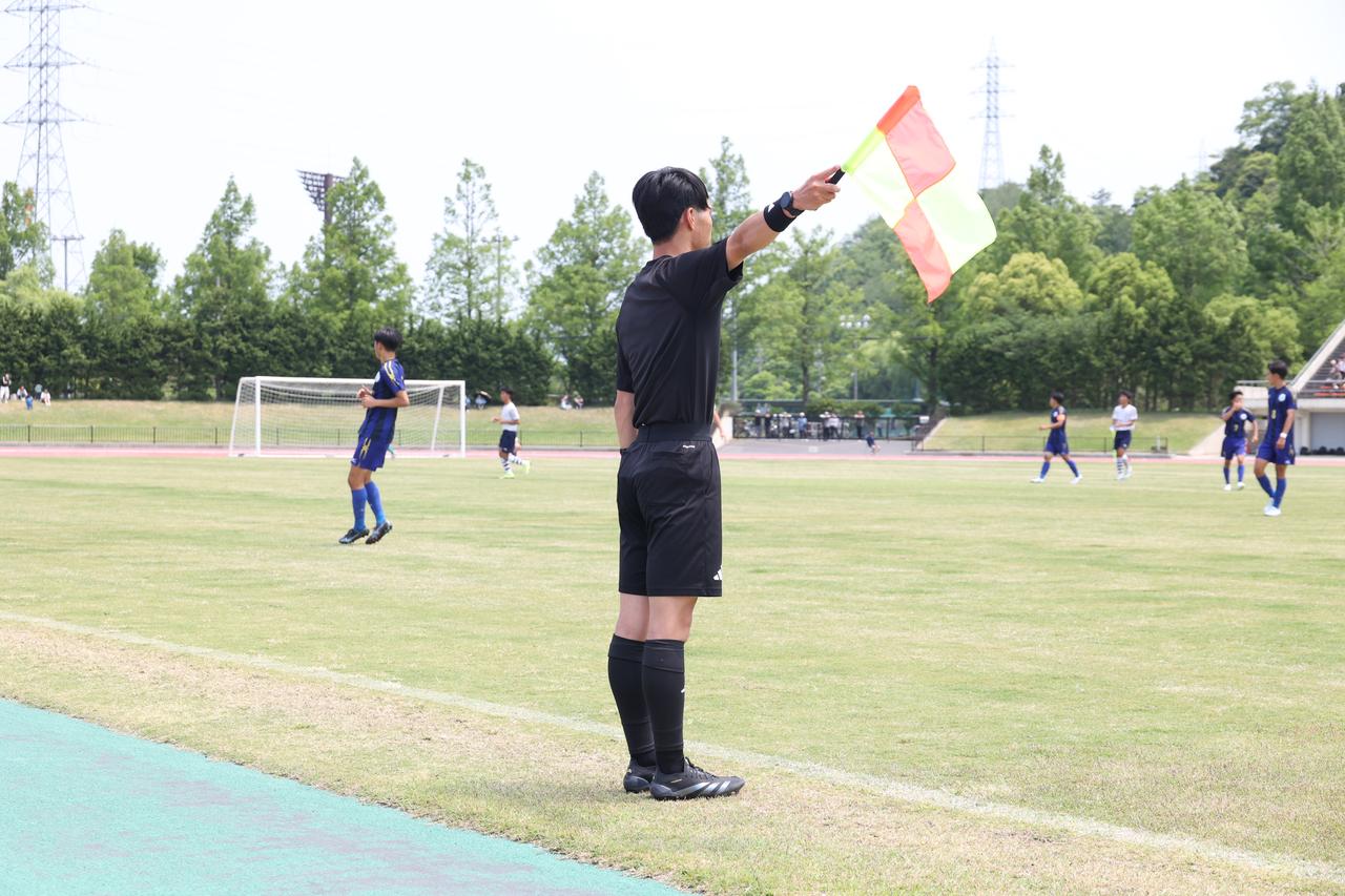 Images : 2番目の画像 - 【写真】インターハイ鳥取県予選決勝で副審を務めた高校3年生の生田賢太郎さん（写真◎石倉利英） - サッカーマガジンWEB