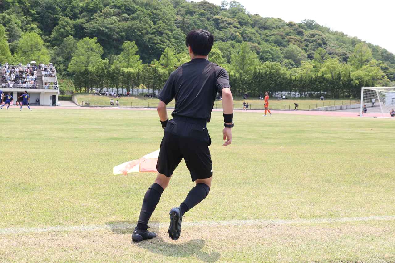 Images : 1番目の画像 - 【写真】インターハイ鳥取県予選決勝で副審を務めた高校3年生の生田賢太郎さん（写真◎石倉利英） - サッカーマガジンWEB