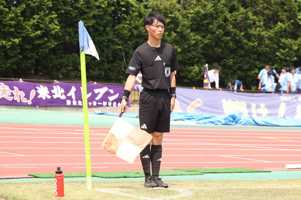 Images : 5番目の画像 - 【写真】インターハイ鳥取県予選決勝で副審を務めた高校3年生の生田賢太郎さん（写真◎石倉利英） - サッカーマガジンWEB