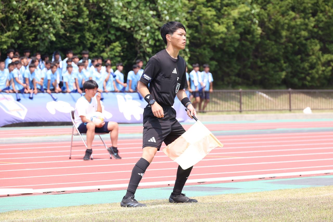 Images : 4番目の画像 - 【写真】インターハイ鳥取県予選決勝で副審を務めた高校3年生の生田賢太郎さん（写真◎石倉利英） - サッカーマガジンWEB