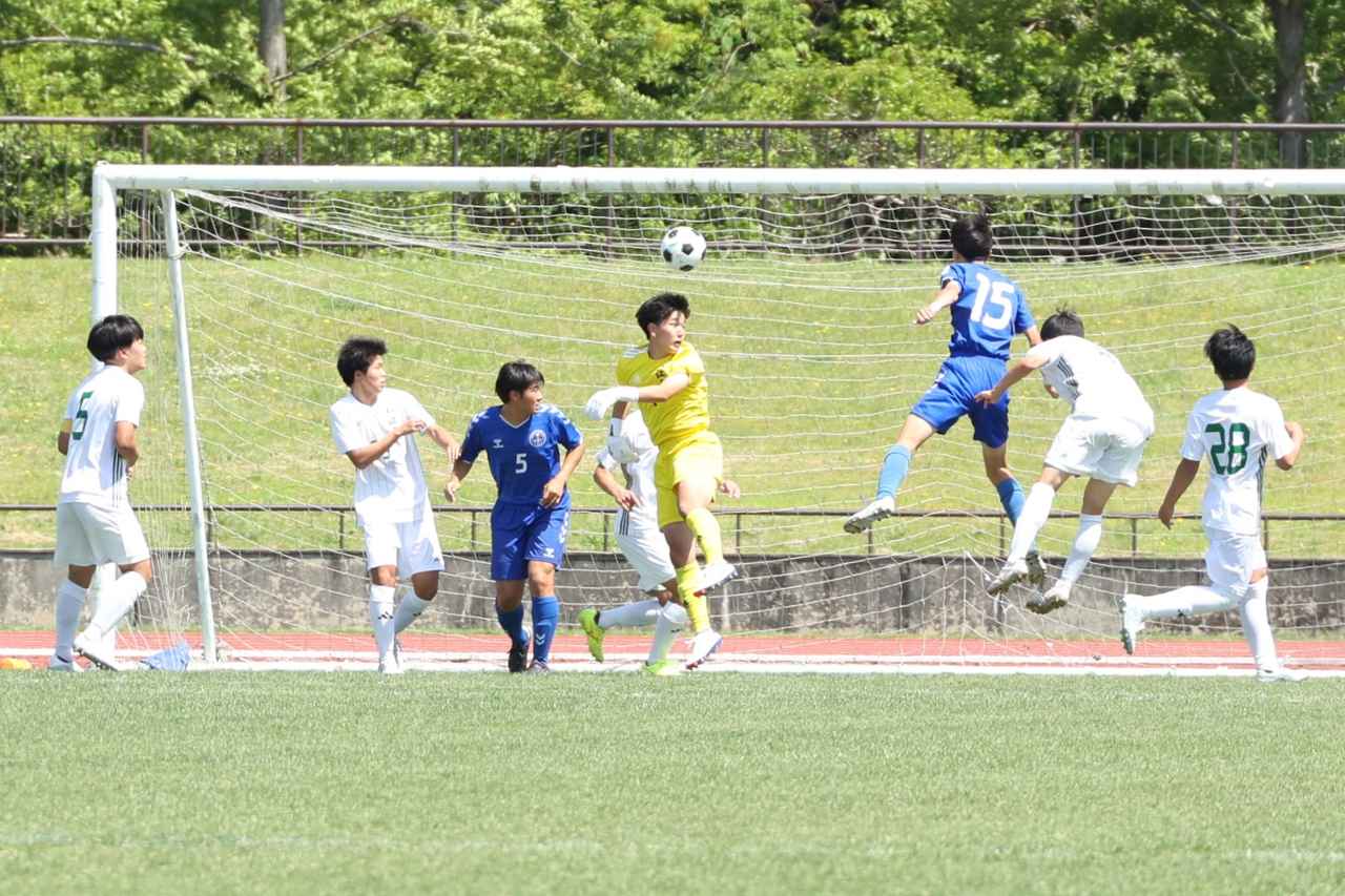 画像 : 24番目の画像 - 【写真】明誠高（青）と大社高（赤）、開星高（青）と出雲高（エンジ）、立正大淞南高（黄）と益田東高（緑）、出雲工高（青）と松江南高（白）が対戦したインターハイ島根県予選準々決勝（写真◎石倉利英） - サッカーマガジンWEB