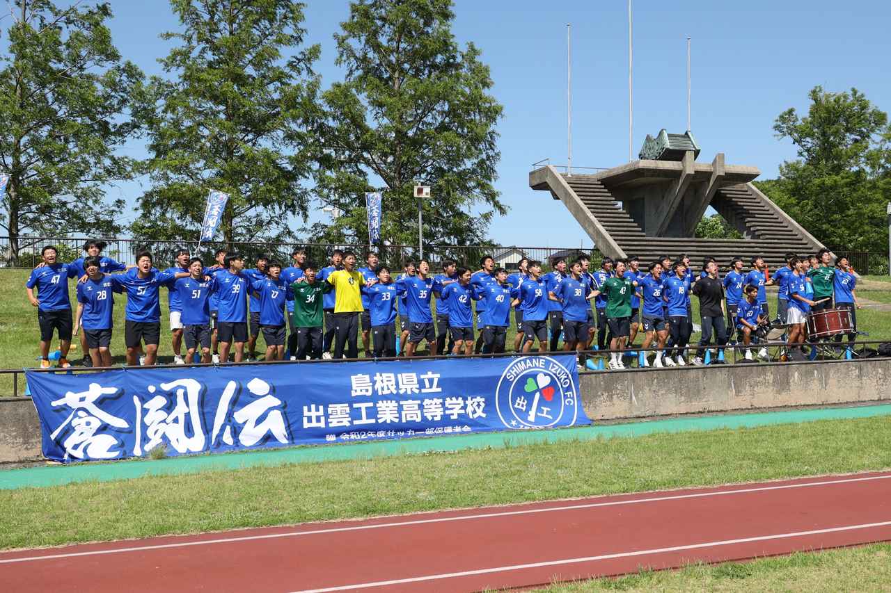 画像 : 26番目の画像 - 【写真】明誠高（青）と大社高（赤）、開星高（青）と出雲高（エンジ）、立正大淞南高（黄）と益田東高（緑）、出雲工高（青）と松江南高（白）が対戦したインターハイ島根県予選準々決勝（写真◎石倉利英） - サッカーマガジンWEB