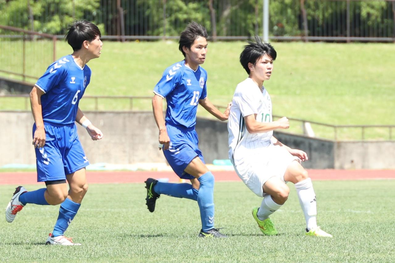 画像 : 23番目の画像 - 【写真】明誠高（青）と大社高（赤）、開星高（青）と出雲高（エンジ）、立正大淞南高（黄）と益田東高（緑）、出雲工高（青）と松江南高（白）が対戦したインターハイ島根県予選準々決勝（写真◎石倉利英） - サッカーマガジンWEB