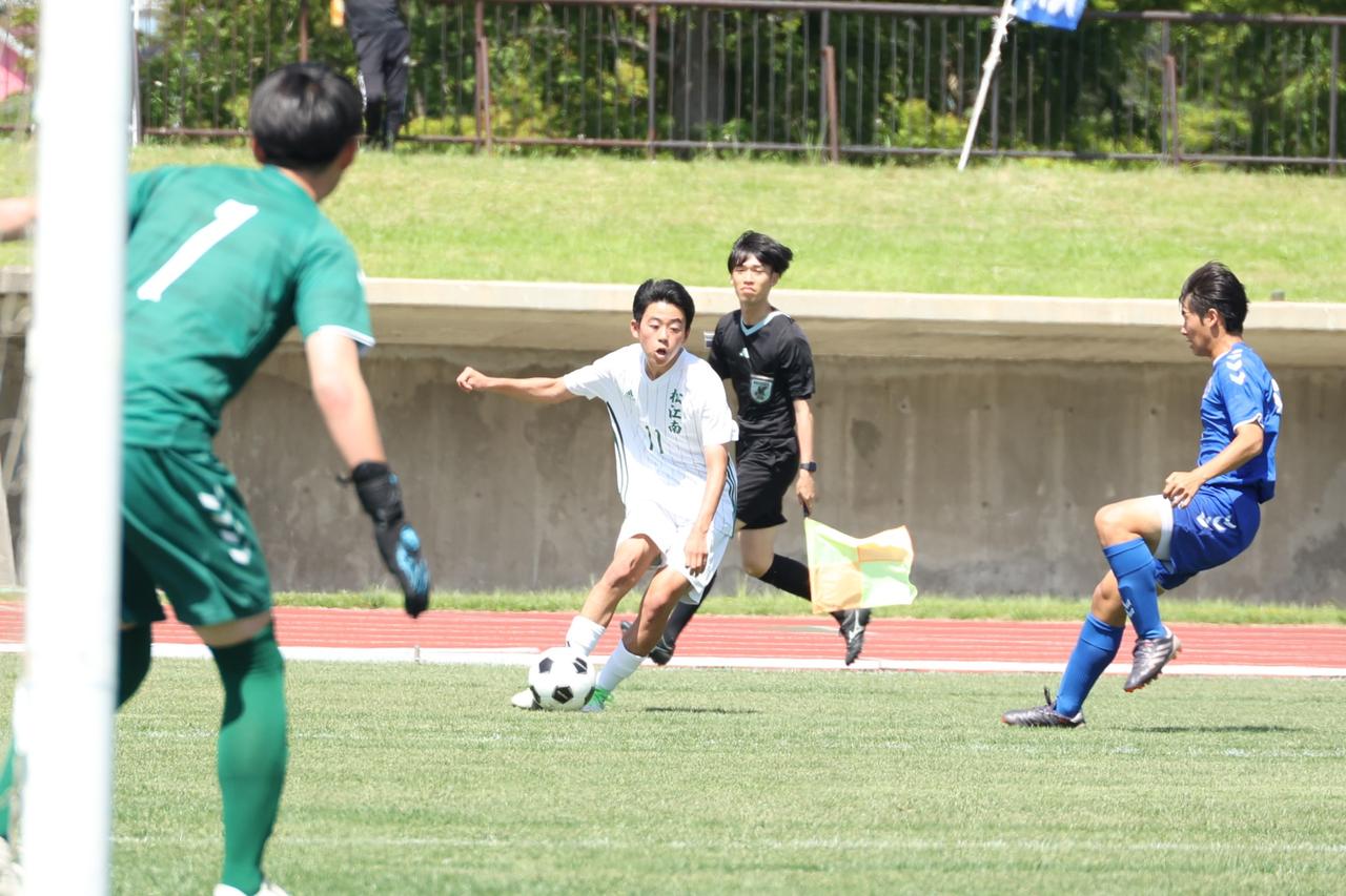 画像 : 22番目の画像 - 【写真】明誠高（青）と大社高（赤）、開星高（青）と出雲高（エンジ）、立正大淞南高（黄）と益田東高（緑）、出雲工高（青）と松江南高（白）が対戦したインターハイ島根県予選準々決勝（写真◎石倉利英） - サッカーマガジンWEB