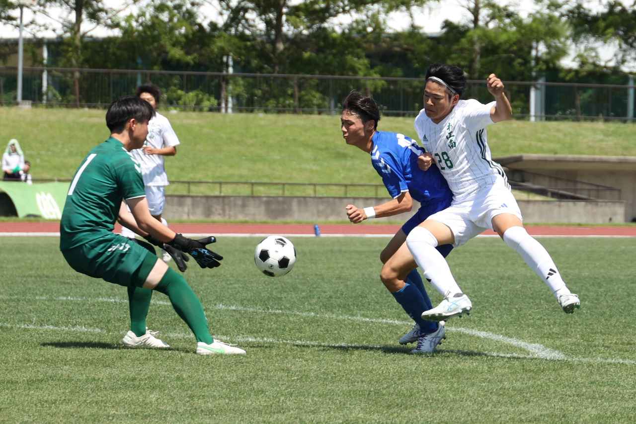 画像 : 21番目の画像 - 【写真】明誠高（青）と大社高（赤）、開星高（青）と出雲高（エンジ）、立正大淞南高（黄）と益田東高（緑）、出雲工高（青）と松江南高（白）が対戦したインターハイ島根県予選準々決勝（写真◎石倉利英） - サッカーマガジンWEB