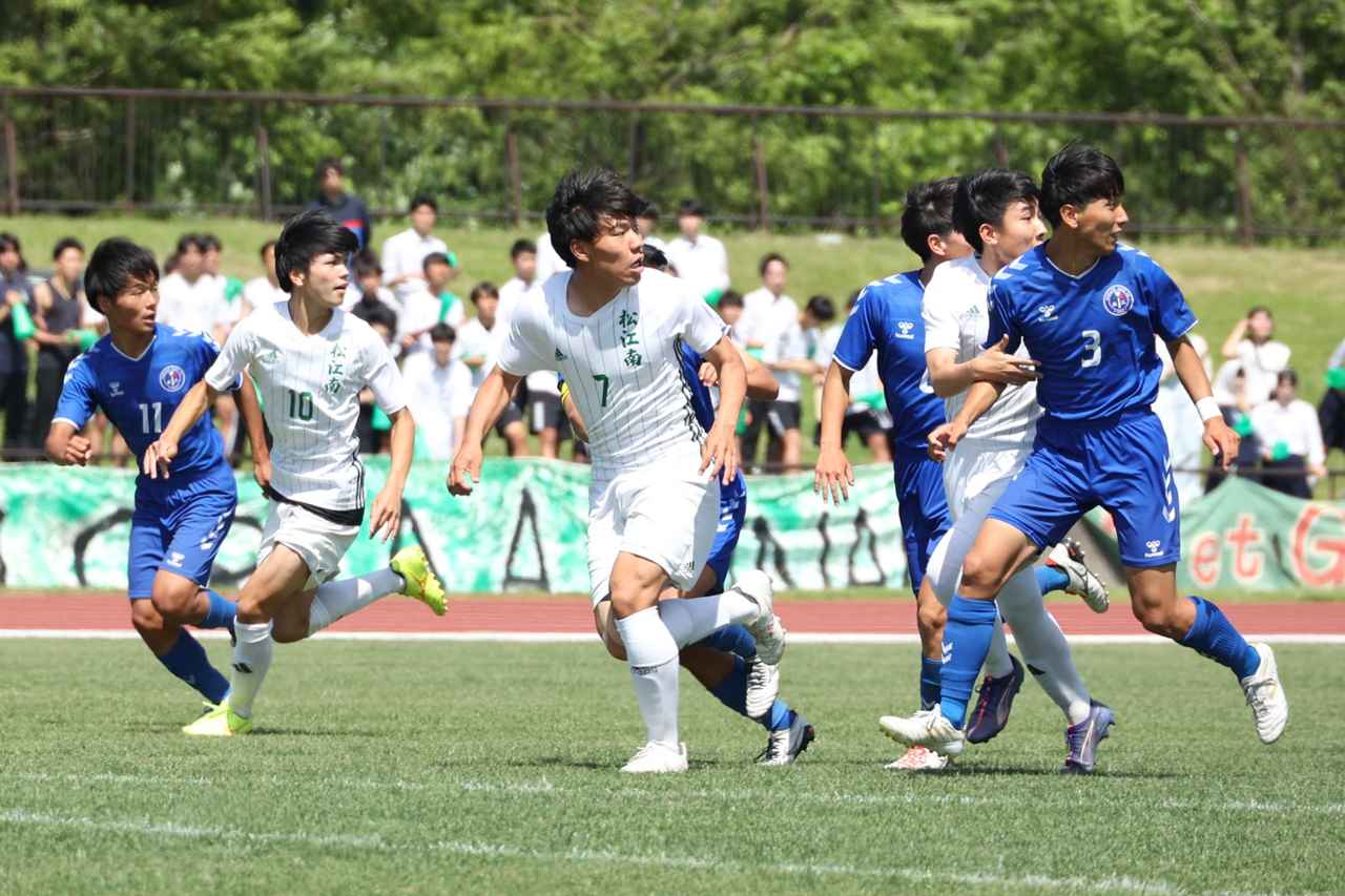 画像 : 25番目の画像 - 【写真】明誠高（青）と大社高（赤）、開星高（青）と出雲高（エンジ）、立正大淞南高（黄）と益田東高（緑）、出雲工高（青）と松江南高（白）が対戦したインターハイ島根県予選準々決勝（写真◎石倉利英） - サッカーマガジンWEB
