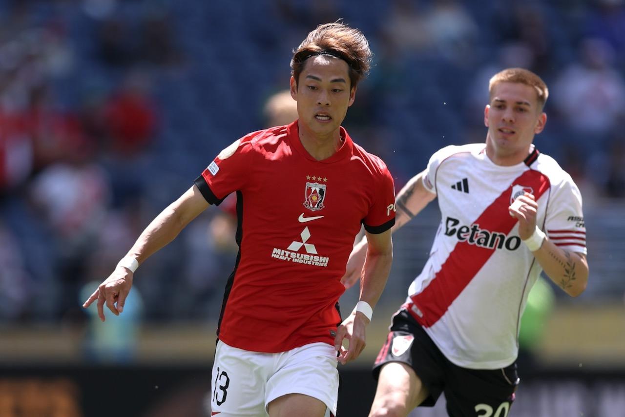 浦和レッズ 渡邉凌磨選手 2025 ユニフォーム メンズLサイズ 浦和レッズ 渡邊凌磨選手 めじるし アンブレラマーカー アクリル