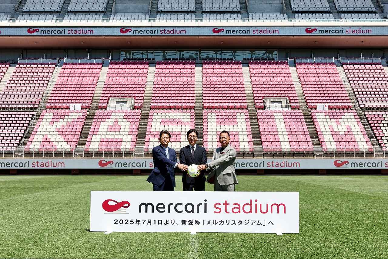 画像: 会見に出席した(右から)鹿島の小泉文明社長、株式会社メルカリ執行役SVP of Japan Regionの山本真人氏、茨城県の大井川和彦知事(写真提供◎鹿島アントラーズ)