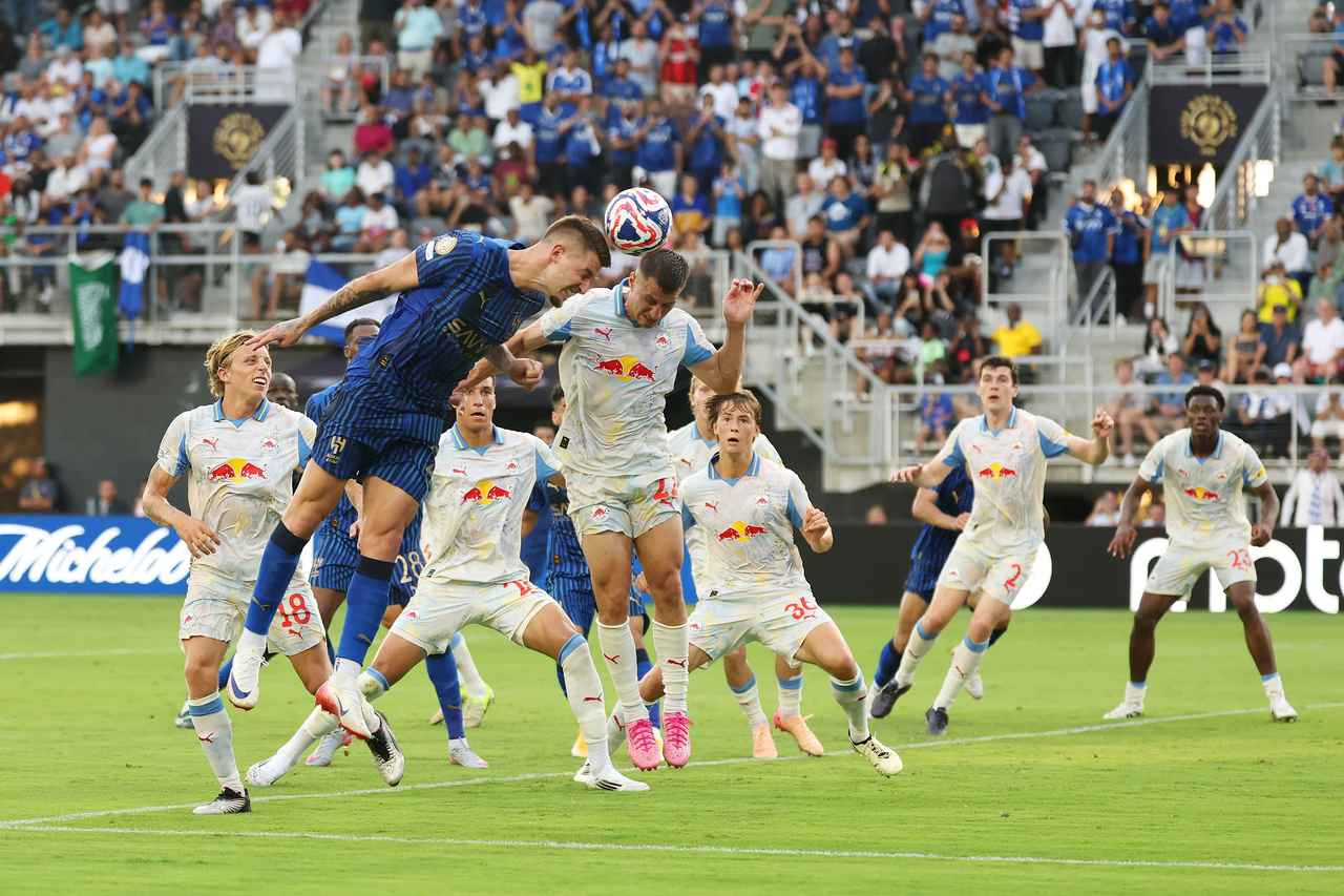 画像: ゴール前で激しい攻防が繰り広げられたがスコアレスドローに終わった(写真◎Getty Images)