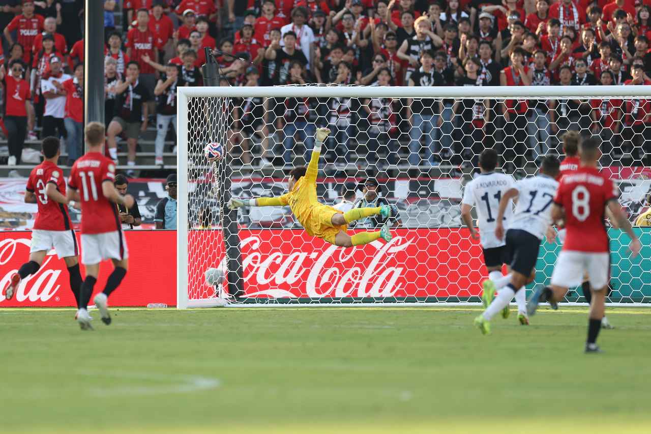 画像: モンテレイの精度の高いミドルシュートでゴールを破られた(写真◎Getty Images)