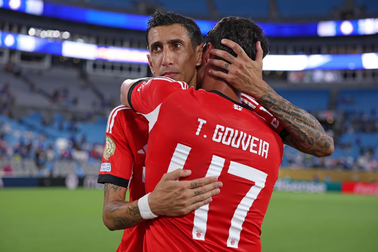 画像: 今大会を最後にベンフィカを退団するディマリア。後半ATにPKを決めた(写真◎Getty Images)