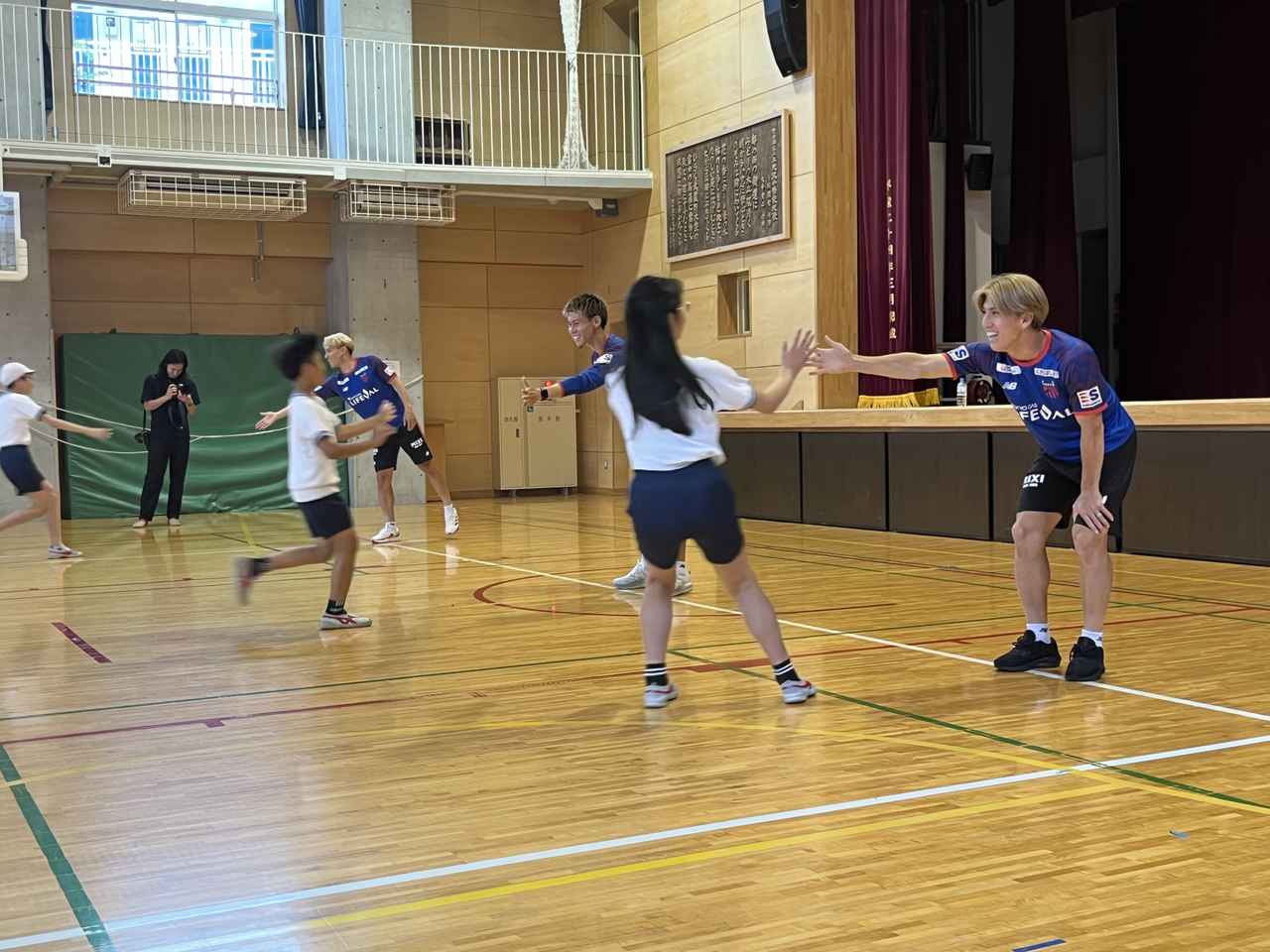 画像 : 1番目の画像 - 画像一覧◎様々なレクリエーションを行い、交流した(写真◎FC東京) - サッカーマガジンWEB