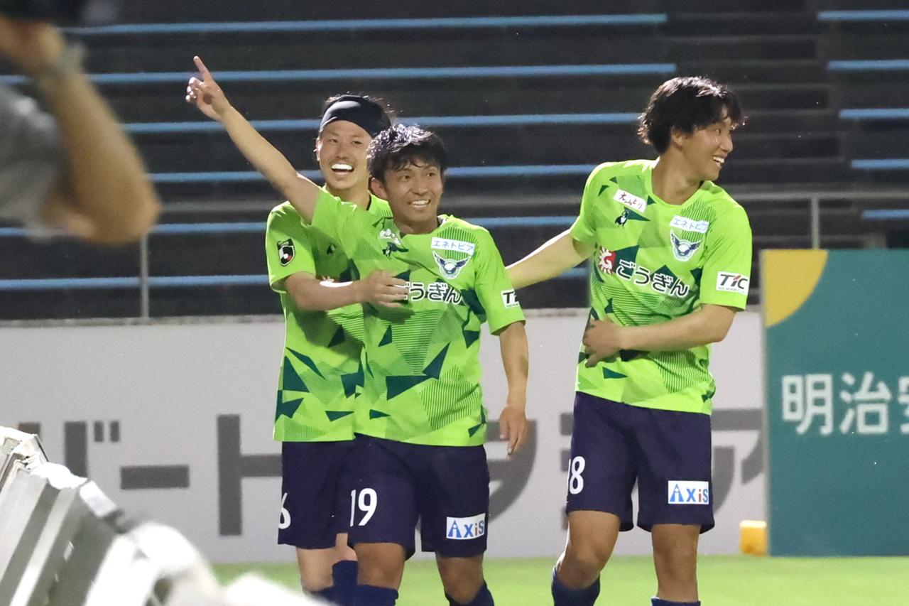 画像 : 3番目の画像 - 【写真】鳥取が讃岐を下してホーム5連勝、今季初の3連勝を飾った（写真◎石倉利英） - サッカーマガジンWEB