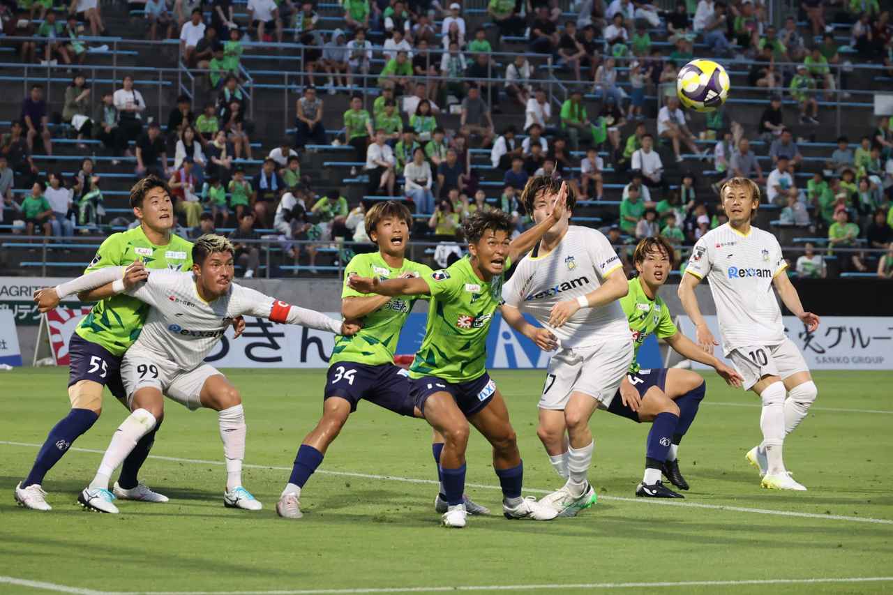 画像 : 2番目の画像 - 【写真】鳥取が讃岐を下してホーム5連勝、今季初の3連勝を飾った（写真◎石倉利英） - サッカーマガジンWEB