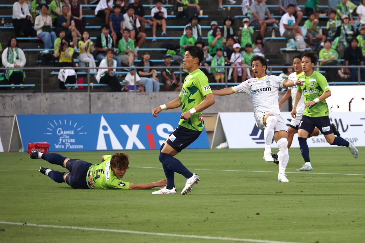 画像 : 1番目の画像 - 【写真】鳥取が讃岐を下してホーム5連勝、今季初の3連勝を飾った（写真◎石倉利英） - サッカーマガジンWEB