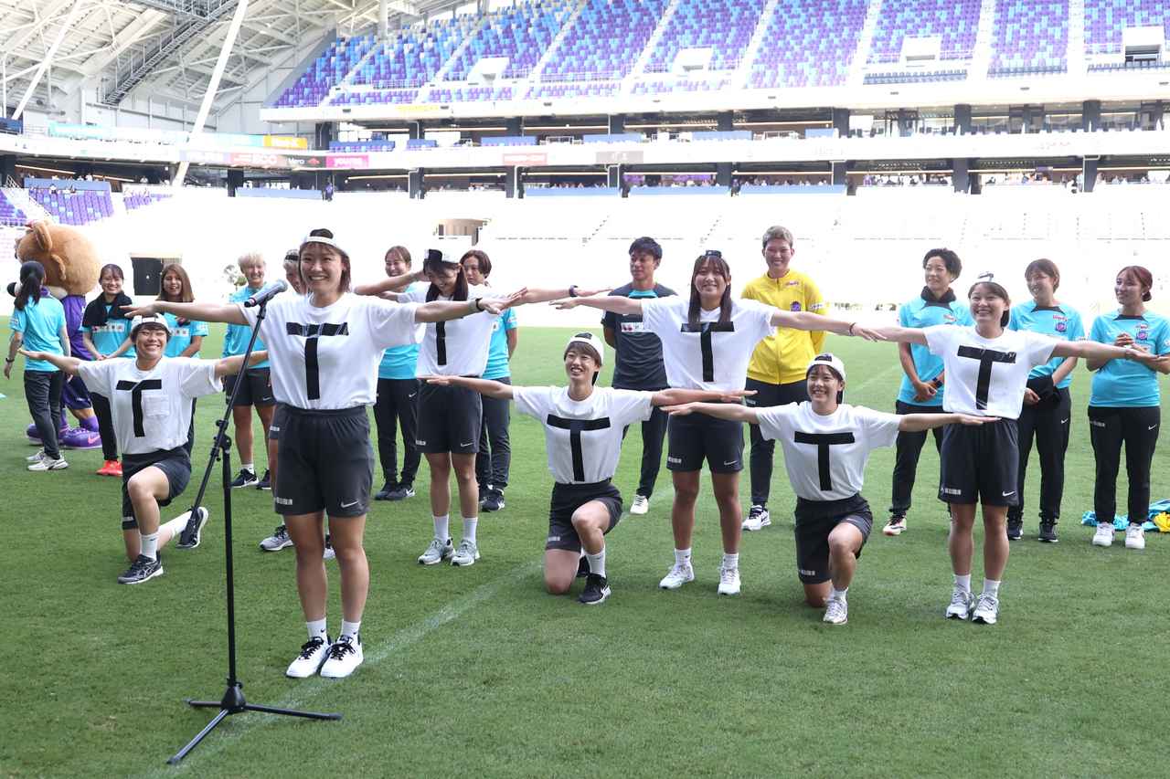 画像 : 15番目の画像 - 【写真】ロッカールームや選手バスを見学できる『選手エリアチラ見ツアー』やトークショー、スクール体験などが行なわれたサンフレッチェのファン感謝デー。レジーナのパートでは『TTガールズ』が登場！（写真◎石倉利英） - サッカーマガジンWEB