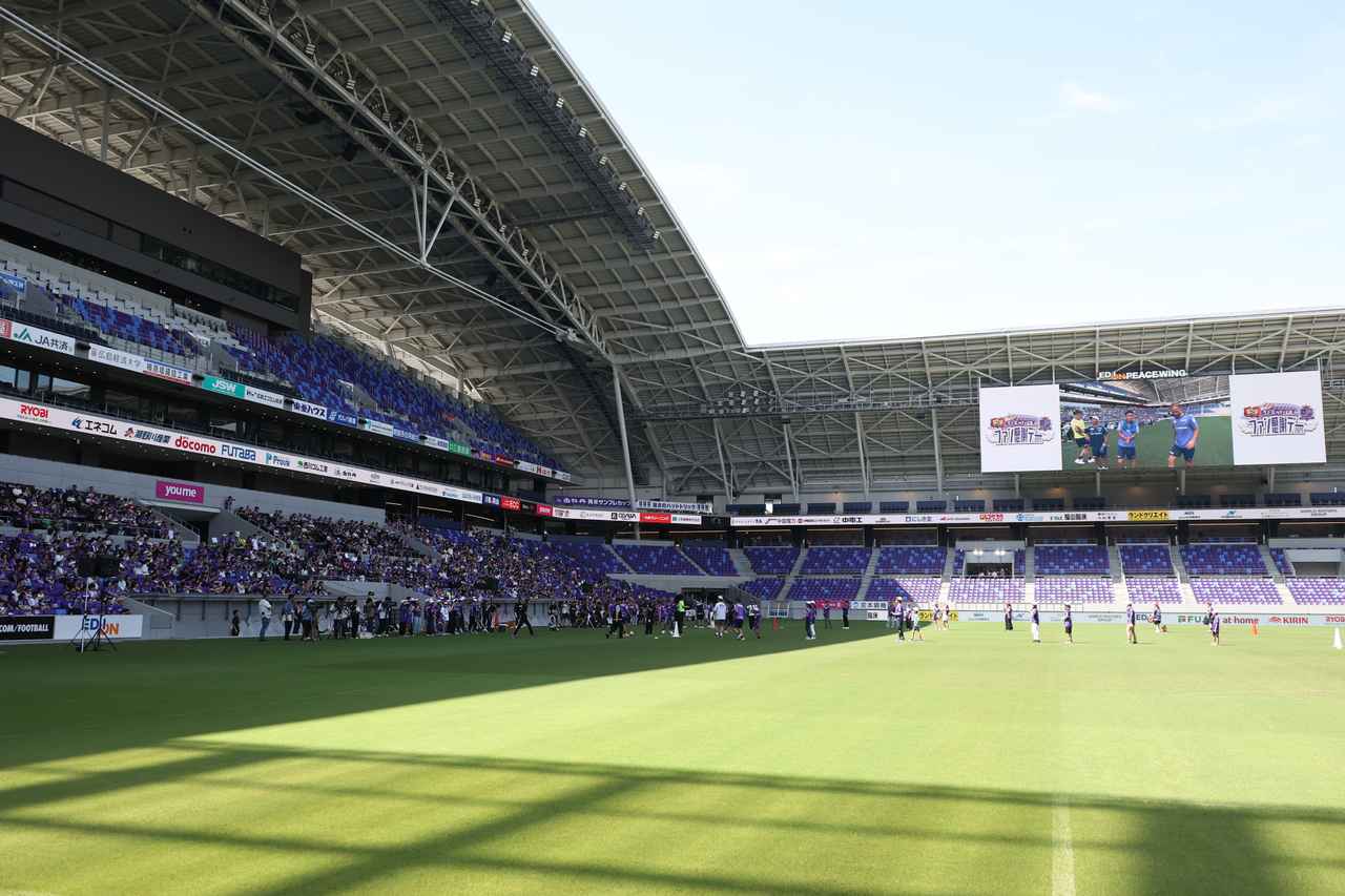 画像 : 9番目の画像 - 【写真】ロッカールームや選手バスを見学できる『選手エリアチラ見ツアー』やトークショー、スクール体験などが行なわれたサンフレッチェのファン感謝デー。レジーナのパートでは『TTガールズ』が登場！（写真◎石倉利英） - サッカーマガジンWEB