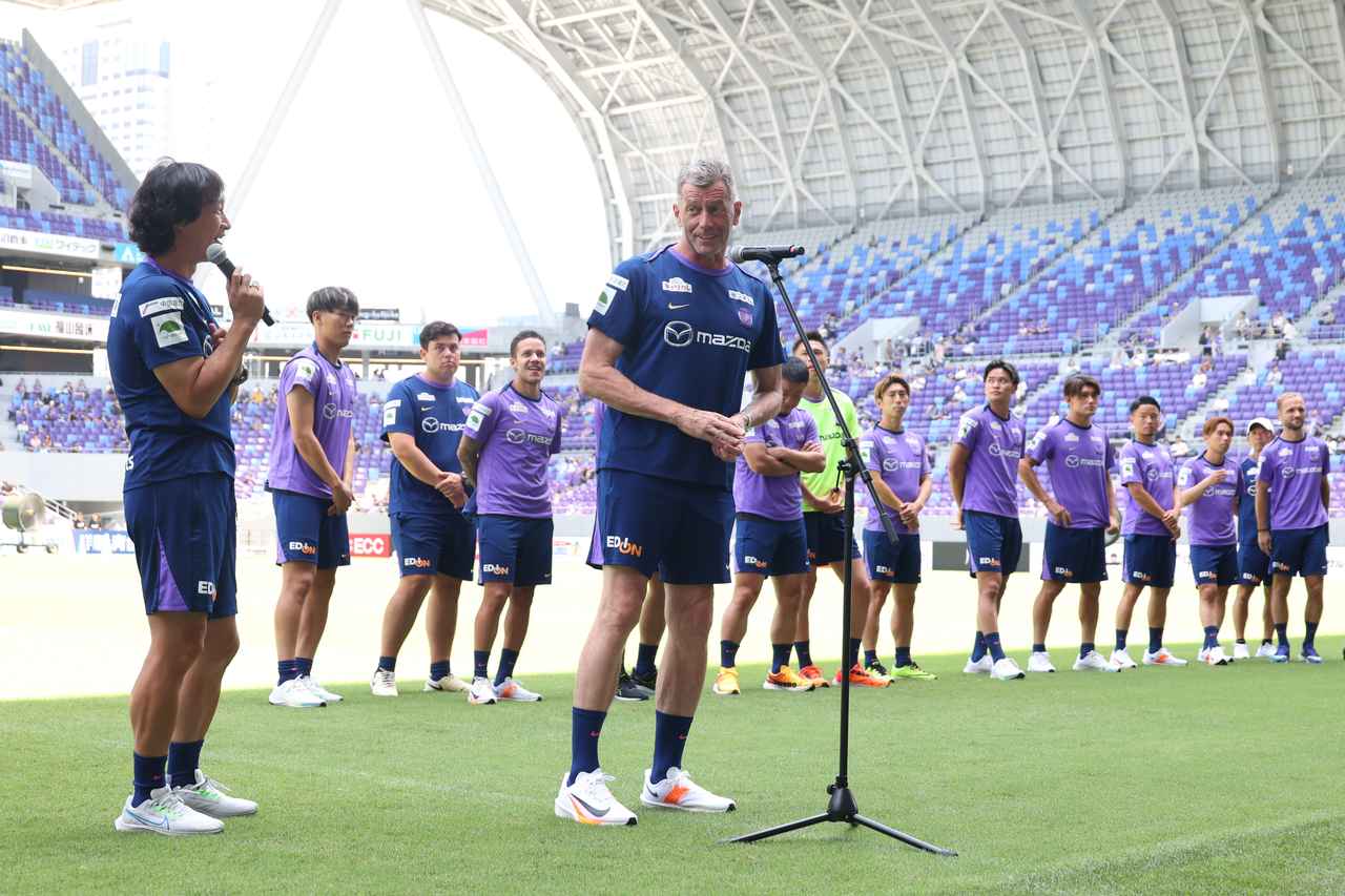 画像 : 5番目の画像 - 【写真】ロッカールームや選手バスを見学できる『選手エリアチラ見ツアー』やトークショー、スクール体験などが行なわれたサンフレッチェのファン感謝デー。レジーナのパートでは『TTガールズ』が登場!(写真◎石倉利英) - サッカーマガジンWEB