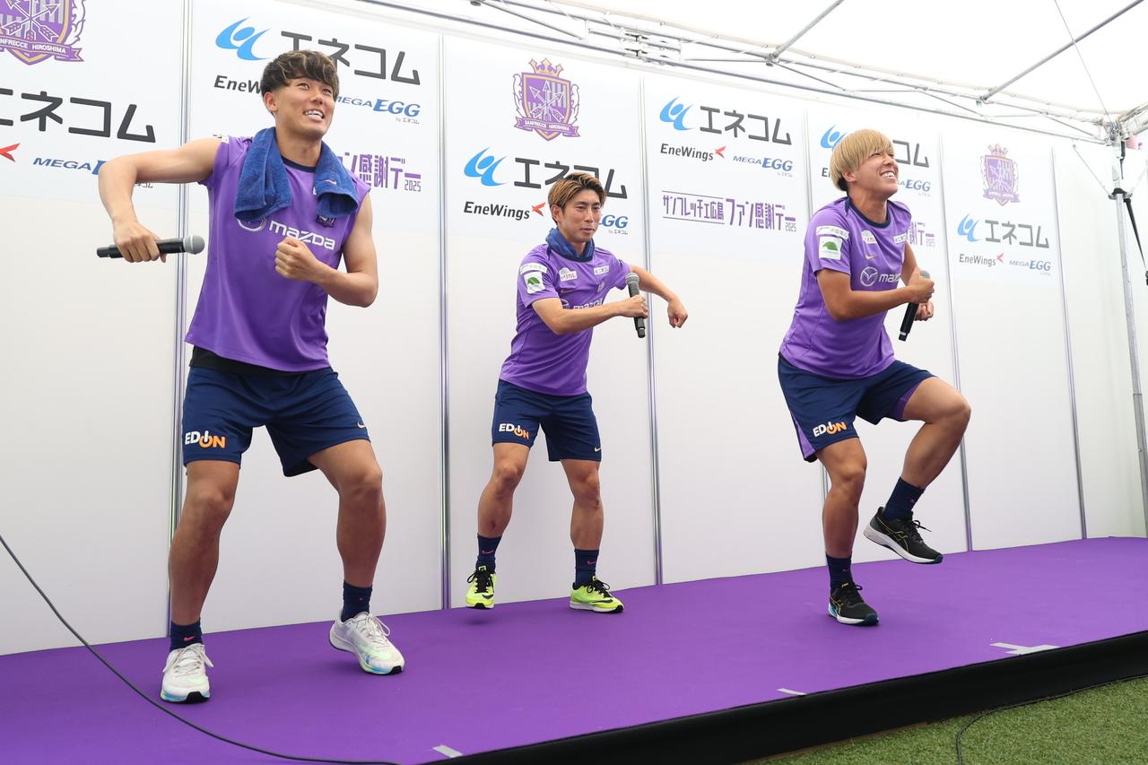 画像 : 10番目の画像 - 【写真】ロッカールームや選手バスを見学できる『選手エリアチラ見ツアー』やトークショー、スクール体験などが行なわれたサンフレッチェのファン感謝デー。レジーナのパートでは『TTガールズ』が登場！（写真◎石倉利英） - サッカーマガジンWEB